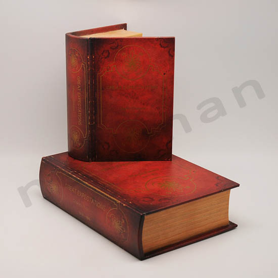 210508 book boxes set2 great expectations 20x27x8