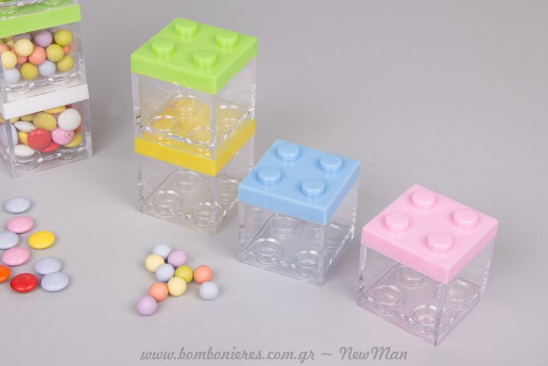 Πλαστικοί κύβοι τύπου Lego σε διάφορα καλοκαιρινά χρώματα και πολύχρωμα κουφέτα.