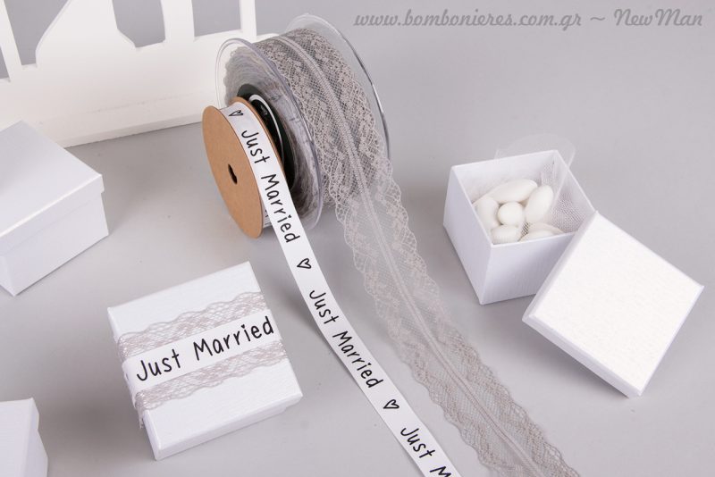 Μπομπονιέρα JUST MARRIED σε λευκό κουτί διακοσμημένο με κορδέλα Old Time Classic σε γκρι και κορδέλα με ομώνυμο τύπωμα.