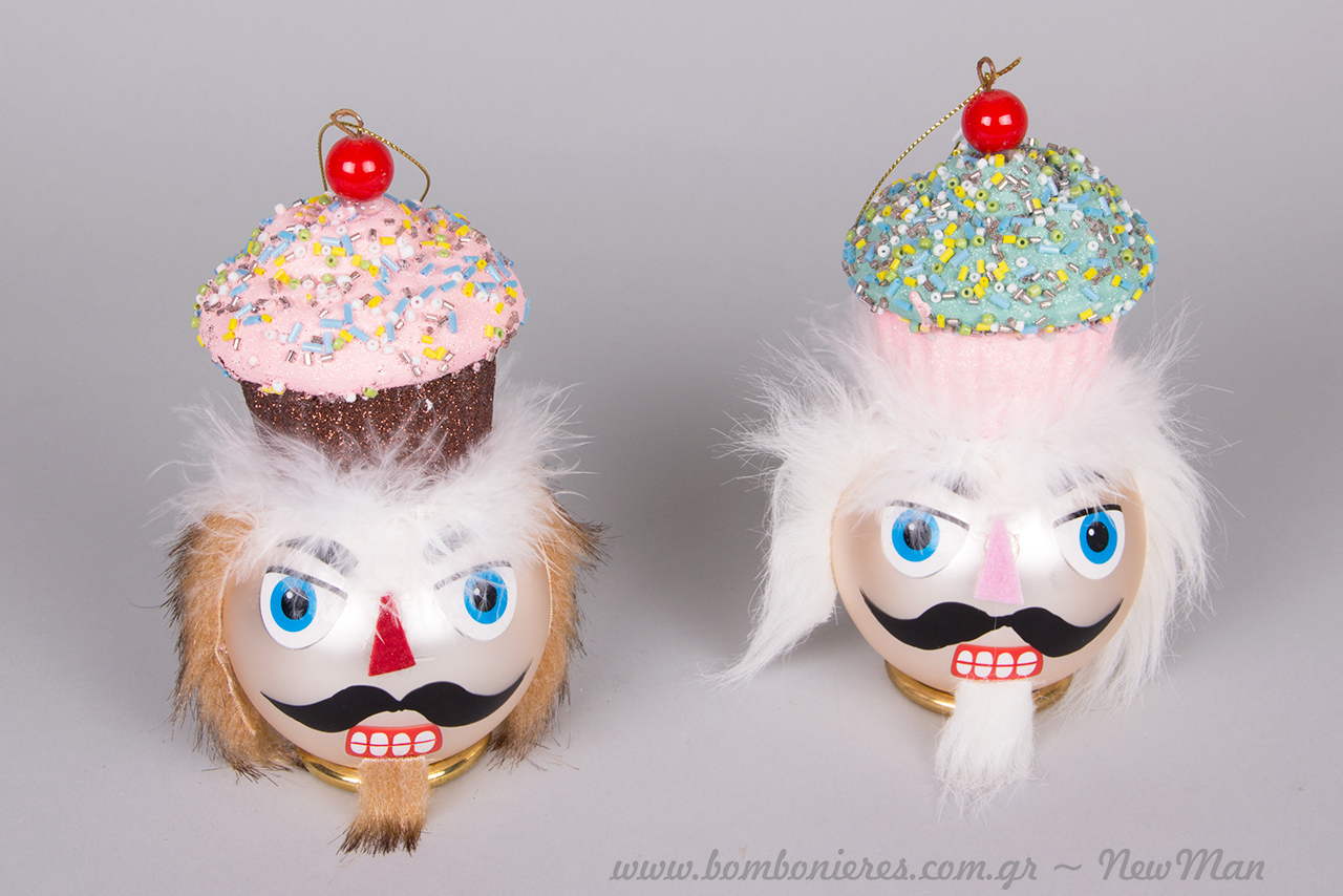 Καρυοθραύστης (γυάλινη μπάλα) με cupcake σε δυο χρωματικές παραλλαγές.