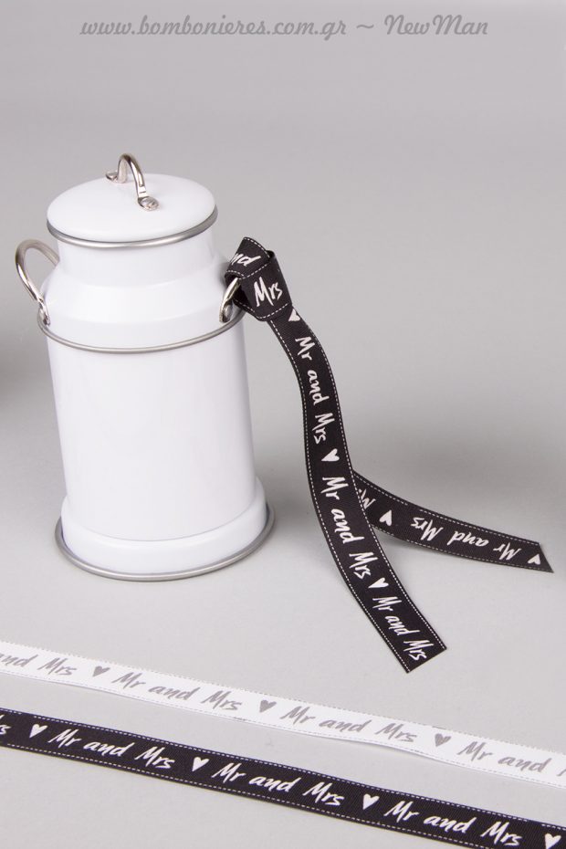 Συνδυάστε τη μεταλλική καρδάρα σε λευκό (7 x 12cm) με κορδέλα υφασμάτινη Mr & Mrs σε μαύρο χρώμα.