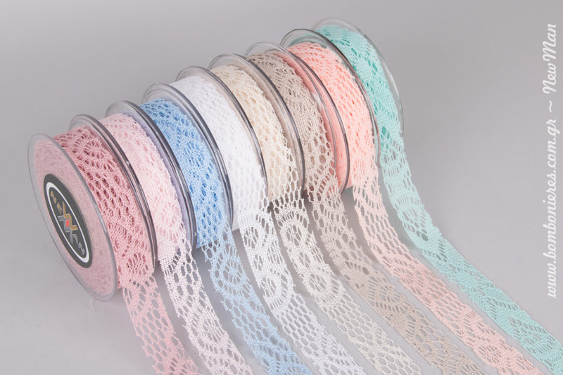 Υφασμάτινο Crochet (2.5cm x 9.10m) σε οχτώ υπέροχες παστέλ αποχρώσεις.