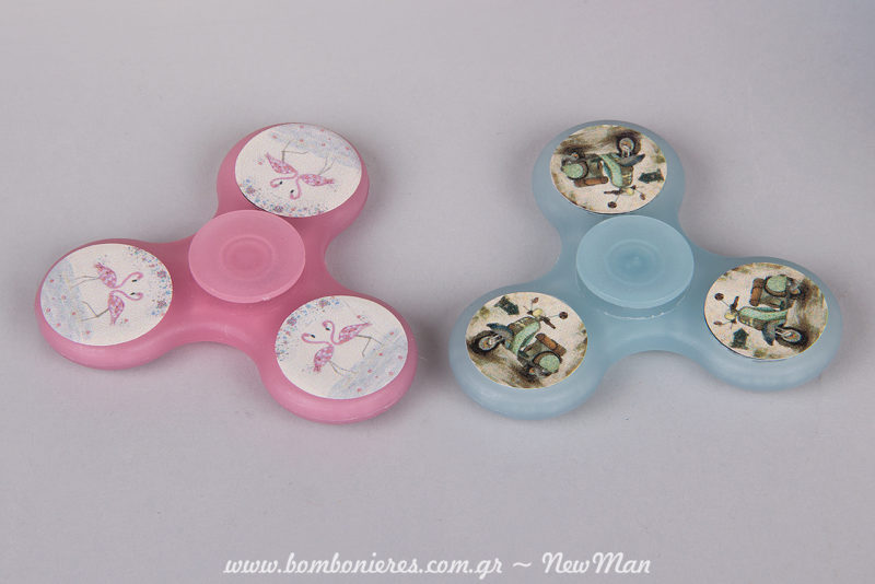 Spinners σε ροζ (φλαμίνγκο) ή σιέλ (βέσπα) για τα δωράκια του πάρτι ή για ατέλειωτο παιχνίδι στη βάπτιση.