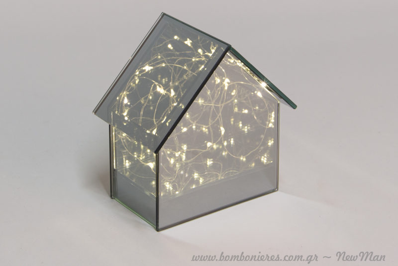 Γυάλινο σπιτάκι (14cm) με φως Led για να «φτιάξετε» ατμόσφαιρα εύκολα και κυρίως σε μίνιμαλ κομψούς τόνους.