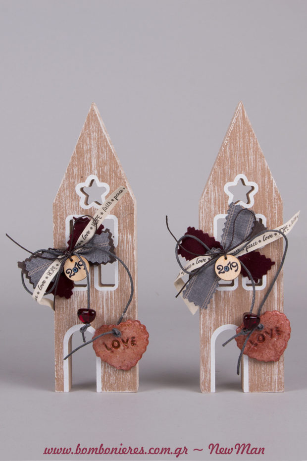 Ξύλινα σπιτάκια-γούρια (22cm) για να ευχηθείτε στα αγαπημένα σας πρόσωπα «Καλή χρονιά».
