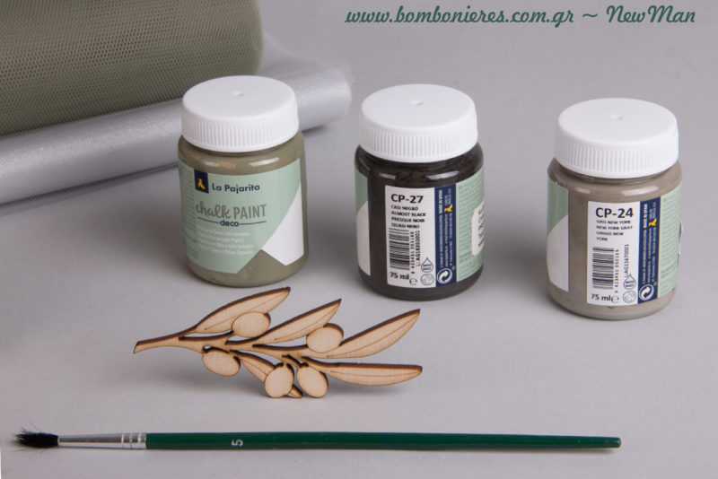 Chalk paint 75ml σε τρεις διαφορετικές αποχρώσεις, πινέλο ακουαρέλας και στρωθείτε στην γλυκιά δουλειά!