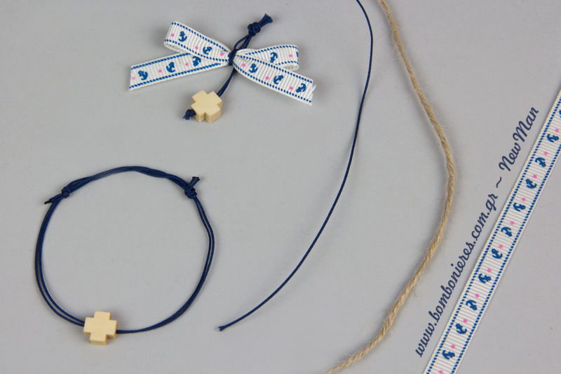 DIY μαρτυρικά βάπτισης σε δυο εκδοχές: πέτου και βραχιολάκια. Και τα δυο συνδυάζονται με μεταλλικά σταυρουδάκια σε χρυσαφένια απόχρωση.