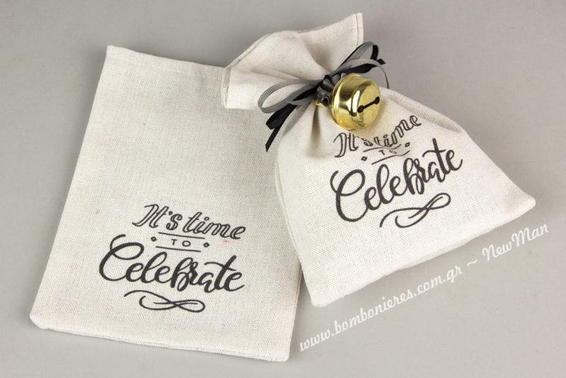 Λευκό πουγκί καραβόπανο «Ιts Time to Celebrate» (17 x 17cm) για τις μπομπονιέρες της σημαντικής ημέρας που θα πείτε το μεγάλο ΝΑΙ.