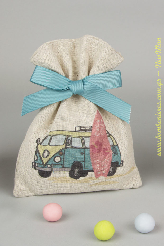 Μπομπονιέρα «Little Surfer boy» σε μπεζ λινό πουγκί (13 x 17cm) διακοσμημένο με κορδέλα γκρο σε μπλε απόχρωση.