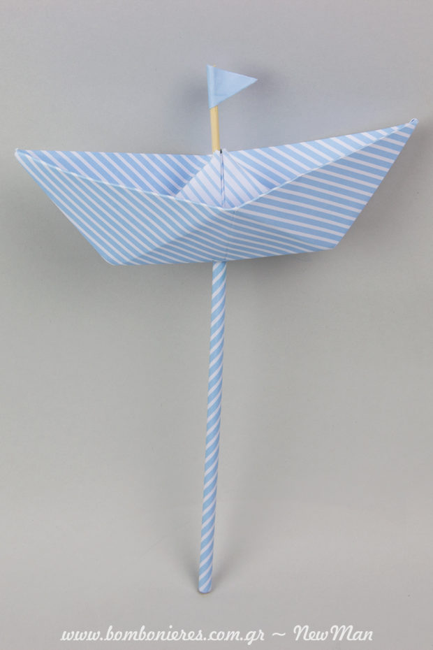 Χάρτινο καράβι (stick) σε σιέλ χρώμα-ριγέ. Έτοιμο να σαλπάρει για τη βάπτιση του μικρού σας με τη σημαιούλα του.