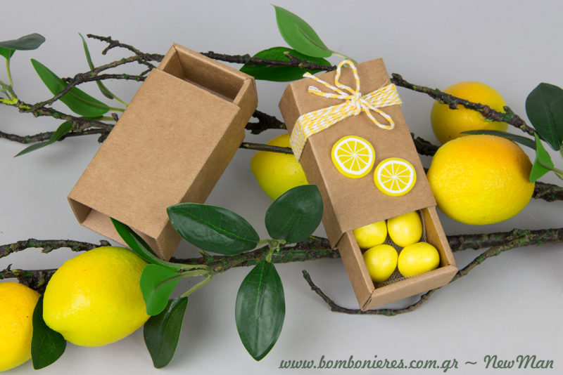 Mpomponiera vaptisis me thema lemonaki se xartino spirtokouto kraft diakosmimeno me fetes lemonioy (2cm) kai dixrwmo spagko (kitrino lefko).