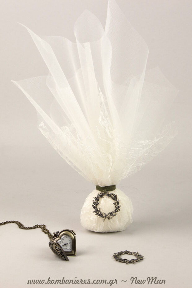 Thema: Palia Athina gia ena gamo pou tha ksexwrisei me ta romantika vintage stoixeia tou. Mproytzino stefanaki kai roloi tsepis kardia me alysida (4cm).