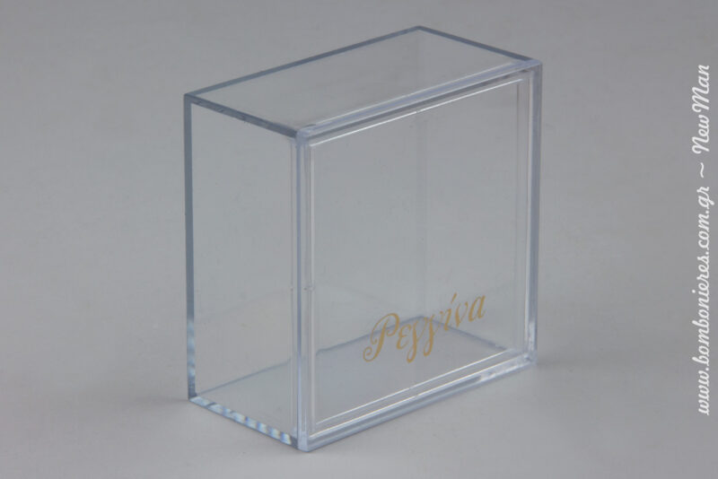 Diafano kouti (8 x 8 x 4cm), panw sto opoio typwsame me ti methodo tis metallotypias to onoma tis mikris Regginas.