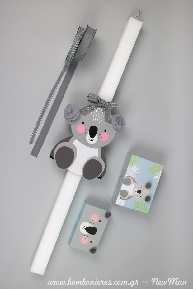 Thema koala synexeia: vaptistiki lampada me koala-mama kai ksylina koutakia me sxedio koala-mwra gia na filoksenisete mesa ta martyrika tis vaptisis.