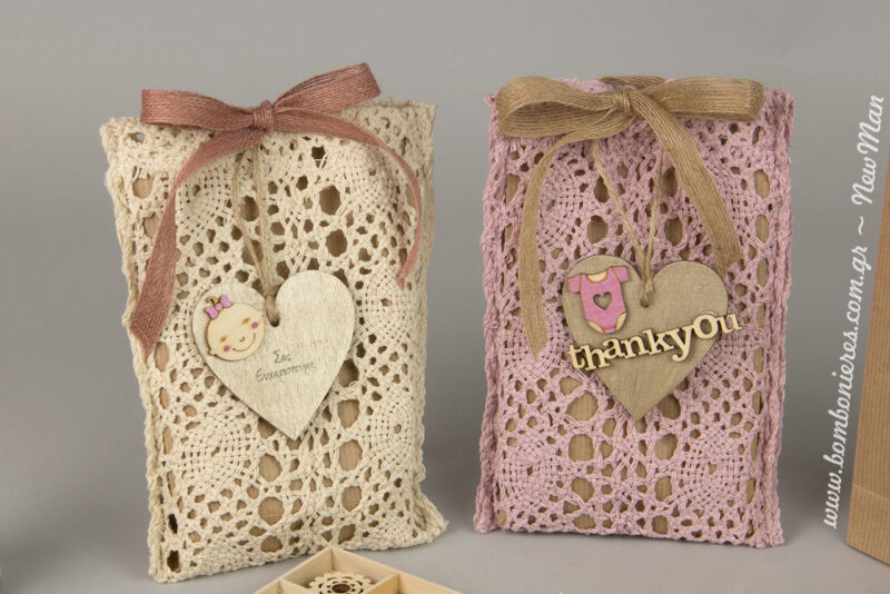 Mpomponiera se tsanta fakelo kraft No1, foremeno se dantelenio pougkaki (crochet), diakosmimeni me ksylini kremasti kardoyla, stolismeni me mikrodiakosmitika Mini Baby Girl kai efxaristirio minyma.