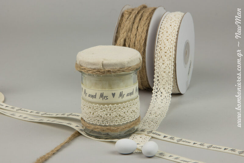 Mpomponiera Mr. and Mrs. in a jar, gia ena yperoxo enthymio tis simantikis imeras pou tha peite to megalo nai.
